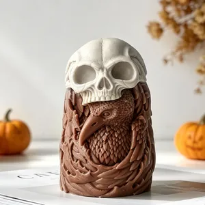 Detailansicht einer Halloween Krähen-Schädel-Harzfigur mit feinen Feder-Texturen.