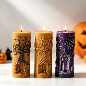 Drei brennende Halloween-Säulenkerzen mit geprägtem Gruselbaum und gotischer Kirche.