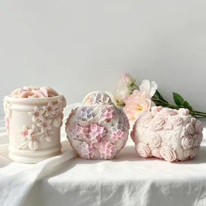 Vista dettagliata di stampi in silicone 3D per candele a forma di borsa con fiori