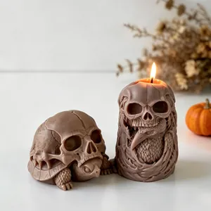 Nahaufnahme von Halloween-Schildkröten- und Raben-Schnitzkerzen mit Totenkopf-Motiv.