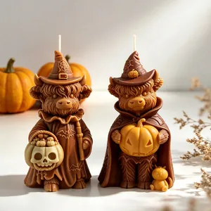 Detailansicht von Highland-Kuh-Duftkerzen mit Halloween-Thema und feiner Fellstruktur