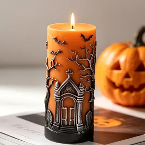 Detailansicht der orangefarbenen Halloween-Kerze mit gotischem Grab- und Fledermausrelief
