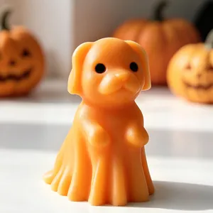 Vista dettagliata di una candela a forma di cane fantasma arancione per Halloween