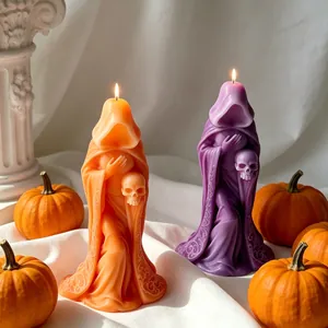Vue détaillée des bougies finies en forme de sorcière et crâne pour déco d'Halloween