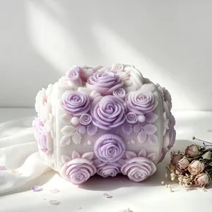 Dettaglio ravvicinato che mostra l'intricato rilievo di rose 3D su una candela a borsa.