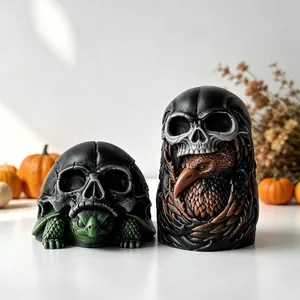 Detailansicht der gotischen Schildkröten und Vogel-Schädel Halloween-Kerzen aus Kunstharz