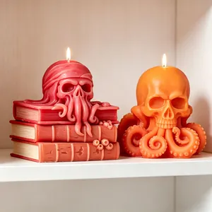 Detaillierte Makroansicht von roten und orangefarbenen Oktopus-Schädel-Kerzen für Halloween