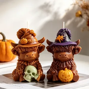 Detaillierte Nahaufnahme von zwei handgefertigten Halloween-Hochlandrinder-Kerzen.