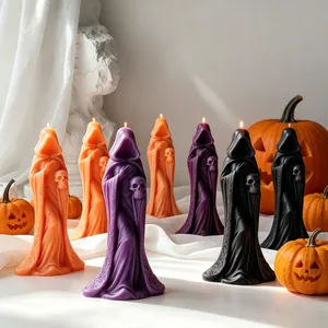 Groupe détaillé de bougies d'Halloween en forme de faucheuse en cire orange, violette et noire.