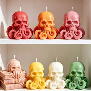 Detailansicht bunter Tintenfisch-Totenkopf-Duftkerzen für die Halloween-Dekoration