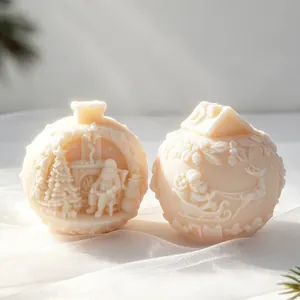 Vista detallada de los relieves 3D con temas navideños en moldes para velas esféricas