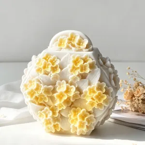 Dettaglio dello stampo in silicone a forma di borsa con rilievi floreali per candele