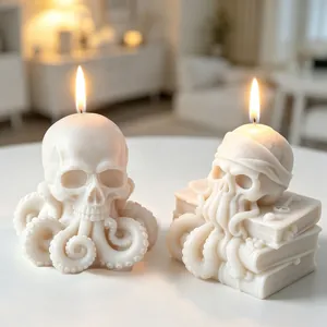 Nahaufnahme von zwei weißen Tintenfisch-Totenkopf-Kerzen für die Halloween-Dekoration