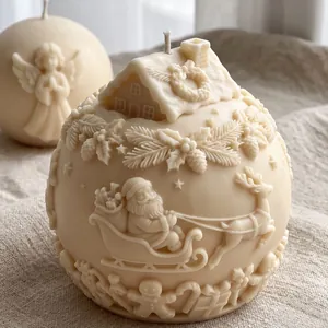 Primer plano detallado de una vela esférica navideña 3D con tallas de Papá Noel en crema