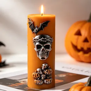 Detailansicht einer handgefertigten Halloween-Säulenkerze mit Totenkopf- und Fledermausmotiven
