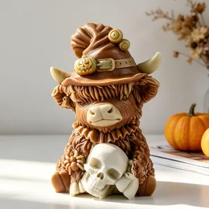 Detailansicht einer braunen Halloween Hochlandkuh Figur mit einem weißen Totenkopf Dekor