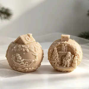 Vista macro detallada de velas navideñas esféricas talladas con borde dorado fino