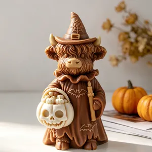 Detailansicht der Halloween-Hochlandkuh-Figur mit Hexenhut und Totenkopf-Kürbis-Korb