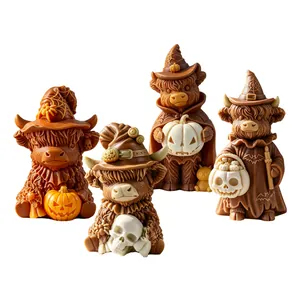4er-Set Halloween-Hochlandrinder mit Hexenhüten und Kürbissen für die Heimdekoration.