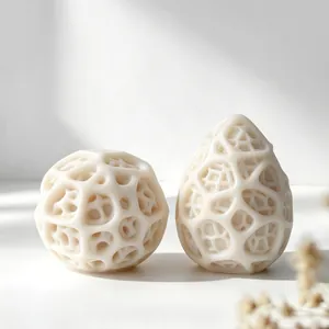 Vista macro dettagliata di decorazioni geometriche cave a forma di uovo e sfera crema