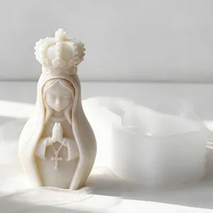 Detaillierte Makroansicht der Silikonform für Gebetsmädchen und fertiger Wachsfigur.
