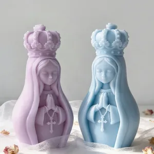 Detailansicht von betenden Mädchen Kerzenfiguren in Pastellviolett und Blau mit Kronen