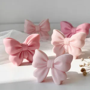 Detailansicht von rosa Schleifen-Silikonformen für DIY-Harz und Kerzenguss