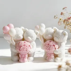 Detalle de dos parejas de ositos con ramos de rosas rosas y globos decorativos.
