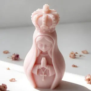 Nahaufnahme einer rosa betenden Madonna Silikonform für Kerzen mit Krone und Kreuz