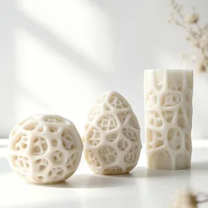Vista dettagliata di ornamenti geometrici per candele cave a forma di sfera, uovo e cilindro