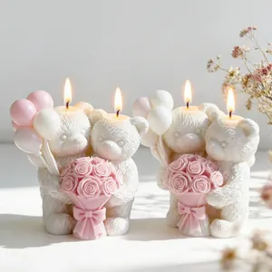 Primer plano detallado de velas blancas de pareja de osos con ramos de rosas
