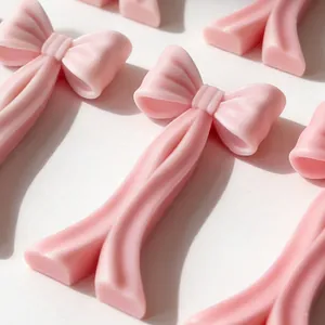 Vue macro détaillée montrant la texture élégante d'un moule en silicone nœud rose