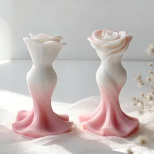 Detalle de una elegante vela de rosa con degradado rosa delicado para proyectos DIY.