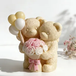 Detalle exquisito de una vela de pareja de ositos de peluche terminada hecha con molde de silicona