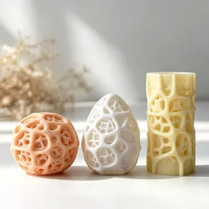 Dettaglio macro di complessi motivi Voronoi geometrici cavi su eleganti candele di cera