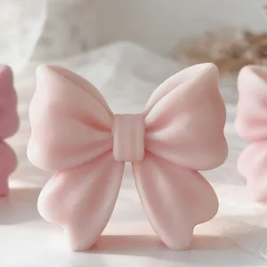 Detaillierte Makroansicht einer rosa 3D-Schleifen-Silikonform für DIY-Harz- und Kerzenhandwerk