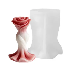Vista detallada de un molde de silicona para velas de rosas 3D junto a la vela de cera