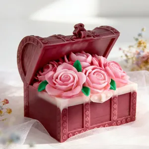 Vue détaillée d'un coffre aux trésors fait main en cire avec des roses roses.