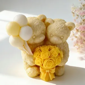 Detalle de cerca de velas de ositos en pareja con ramo de rosas y texturas de globos.