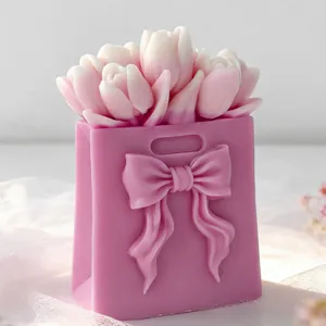 Vue macro montrant les détails d'une bougie rose en forme de bouquet de tulipes.
