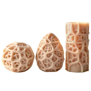 Candele di cera geometriche traforate in set a forma di sfera e cilindro