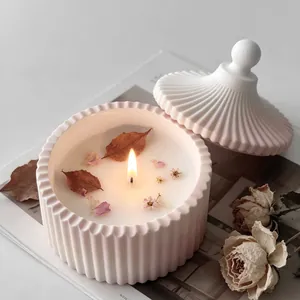 Primer plano de un tarro de vela rosa degradado con flores secas