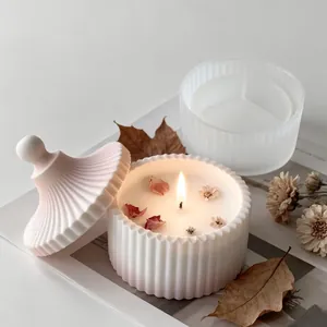 Detalle de un frasco para velas con degradado rosa hecho con un molde de silicona