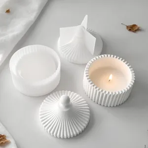 Detalle que muestra la textura de rayas del molde de silicona para tarros de velas y vela