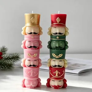 Dettaglio di candele impilabili a forma di schiaccianoci in festosi colori rosso e rosa.