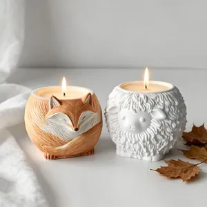 Vue détaillée de bougies parfumées décoratives faites main en forme de renard et mouton