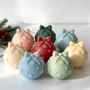 Gekleurde kerstbalvormen met reliëf sneeuwvlokken en strikken voor doe-het-zelf kaarsen.