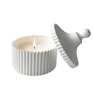 Elegante tarro para vela aromática redondo blanco acanalado con tapa a juego en fondo blanco