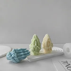 Détail de moules en silicone en forme de mains de squelette pour bougies et plâtre DIY