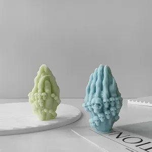Vue détaillée de moules en silicone en forme de main avec crânes pour bougies DIY.